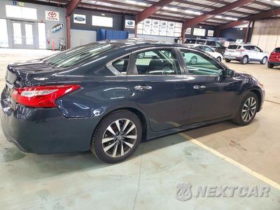 Trzecie zdjęcie samochodu z tyłu: 2017 NISSAN ALTIMA 2.5 SV VIN:1N4AL3AP0HC209215 - miniatura