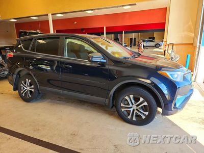 Czwarte zdjęcie samochodu z boku: 2018 TOYOTA RAV4 LE VIN:JTMBFREV4JJ236436 - miniatura