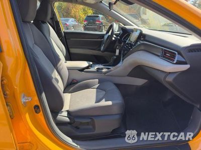 Piąte zdjęcie samochodu w środku: 2022 TOYOTA CAMRY LE VIN:4T1C11AK5NU621780 - miniatura