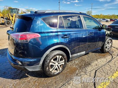 Trzecie zdjęcie samochodu z tyłu: 2017 TOYOTA RAV4 LE VIN:JTMZFREV3HJ720302 - miniatura