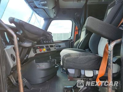 Zdjęcie 7 z 14 samochodu: 2018 FREIGHTLINER CASCADIA 126 SEMI TRUCK VIN:3AKJHHDR4JSJP4493 - miniatura
