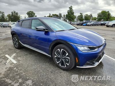 Czwarte zdjęcie samochodu z boku: 2023 KIA EV6 WIND VIN:KNDC34LAXP5606211 - miniatura