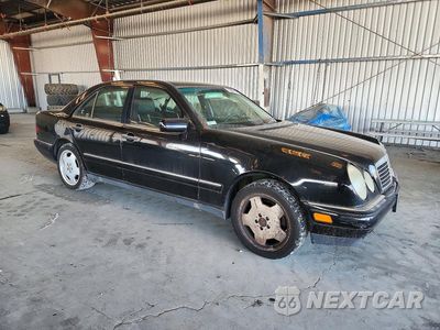 Czwarte zdjęcie samochodu z boku: 1999 MERCEDES-BENZ E 430 VIN:WDBJF70H1XA885135 - miniatura