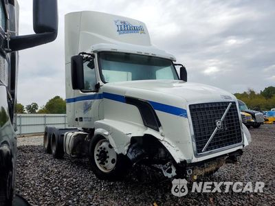 Czwarte zdjęcie samochodu z boku: 2012 VOLVO VNL SEMI TRUCK VIN:4V4NC9TH8CN560671 - miniatura