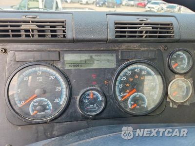 Zdjęcie 9 z 12 samochodu: 2016 FREIGHTLINER CASCADIA 125 SEMI TRUCK VIN:3AKJGEBG5GSHK9305 - miniatura