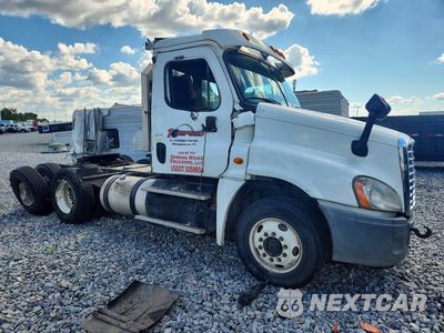 Czwarte zdjęcie samochodu z boku: 2014 FREIGHTLINER CASCADIA SEMI TRUCK VIN:3AKJGEBG1ESFS2178 - miniatura