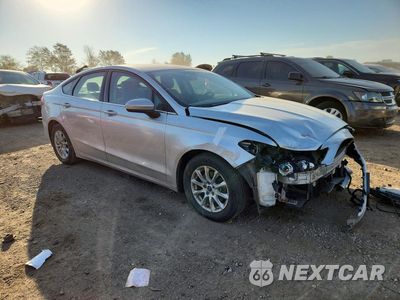 Czwarte zdjęcie samochodu z boku: 2018 FORD FUSION S VIN:3FA6P0G7XJR193659 - miniatura