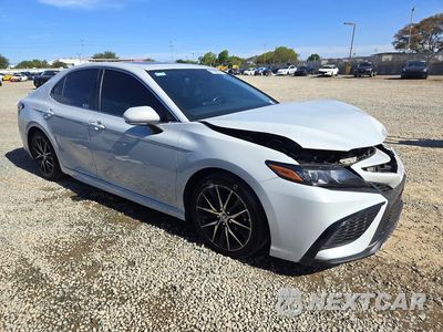 Czwarte zdjęcie samochodu z boku: 2022 TOYOTA CAMRY HYBRID SE VIN:4T1S31AK1NU039567 - miniatura