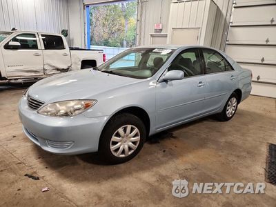 2005 TOYOTA CAMRY LE 4T1BE32KX5U982996 - główne zdjęcie licytacji z USA - miniatura