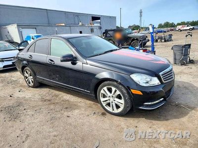 Czwarte zdjęcie samochodu z boku: 2013 MERCEDES-BENZ C 300 4MATIC VIN:WDDGF8AB8DA820828 - miniatura