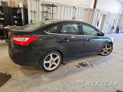 Trzecie zdjęcie samochodu z tyłu: 2014 FORD FOCUS TITANIUM VIN:1FADP3J22EL105181 - miniatura
