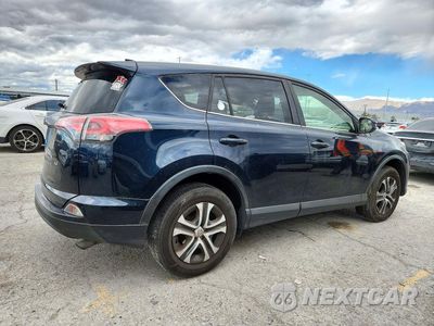 Trzecie zdjęcie samochodu z tyłu: 2017 TOYOTA RAV4 LE VIN:JTMZFREV8HJ141497 - miniatura