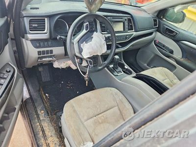 Zdjęcie 8 z 13 samochodu: 2018 TOYOTA HIGHLANDER LE VIN:5TDZARFHXJS035696 - miniatura