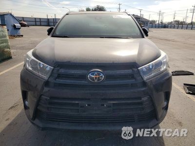 Piąte zdjęcie samochodu w środku: 2018 TOYOTA HIGHLANDER SE VIN:5TDJZRFH6JS540656 - miniatura
