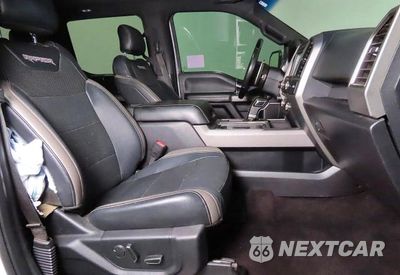 Piąte zdjęcie samochodu w środku: 2017 FORD F150 RAPTOR VIN:1FTFW1RG9HFB22380 - miniatura