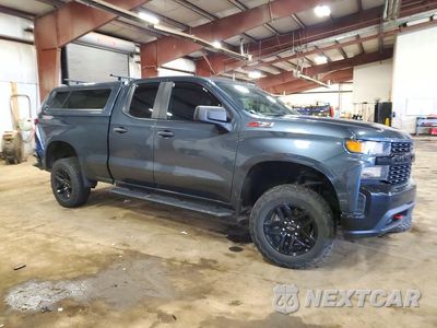 Czwarte zdjęcie samochodu z boku: 2019 CHEVROLET SILVERADO K1500 TRAIL BOSS CUSTOM VIN:1GCRYCEF5KZ231781 - miniatura