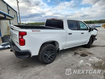 Trzecie zdjęcie samochodu z tyłu: 2026 CHEVROLET SILVERADO K1500 TRAIL BOSS CUSTOM VIN:3GCUKCED9TG329742 - miniatura