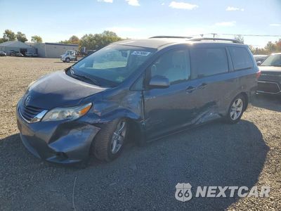 2017 TOYOTA SIENNA LE 5TDKZ3DC8HS819996 - główne zdjęcie licytacji z USA - miniatura
