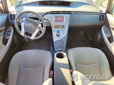 Zdjęcie 8 z 12 samochodu: 2015 TOYOTA PRIUS TWO VIN:JTDKN3DU4F1920094 - miniatura