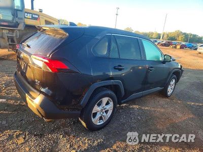 Trzecie zdjęcie samochodu z tyłu: 2021 TOYOTA RAV4 XLE VIN:2T3P1RFV4MC192061 - miniatura