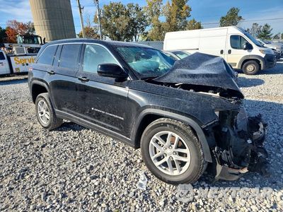 Czwarte zdjęcie samochodu z boku: 2023 JEEP GRAND CHEROKEE LAREDO VIN:1C4RJHAG3P8910302 - miniatura