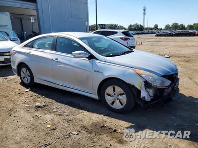 Czwarte zdjęcie samochodu z boku: 2015 HYUNDAI SONATA HYBRID BASE VIN:KMHEC4A49FA137684 - miniatura