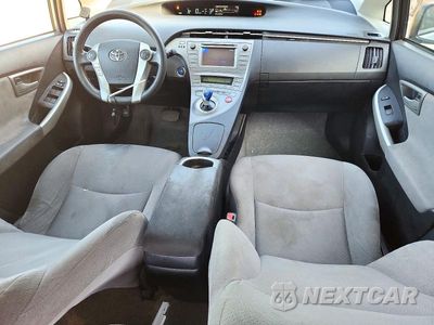 Zdjęcie 8 z 14 samochodu: 2015 TOYOTA PRIUS TWO VIN:JTDKN3DUXF1897789 - miniatura