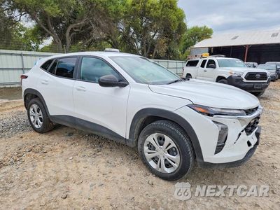 Czwarte zdjęcie samochodu z boku: 2025 CHEVROLET TRAX LS VIN:KL77LFEP7SC201052 - miniatura