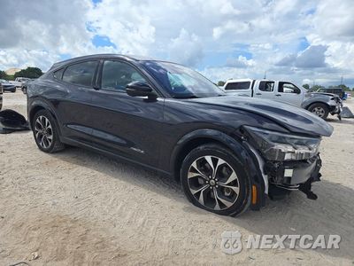 Czwarte zdjęcie samochodu z boku: 2021 FORD MUSTANG MACH-E PREMIUM VIN:3FMTK3R78MMA65198 - miniatura