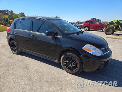 Czwarte zdjęcie samochodu z boku: 2009 NISSAN VERSA 1.8 S VIN:3N1BC13E89L378843 - miniatura