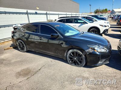 Czwarte zdjęcie samochodu z boku: 2017 NISSAN ALTIMA 2.5 SR VIN:1N4AL3AP8HC472732 - miniatura