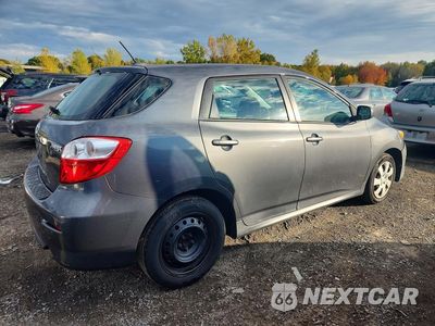 Trzecie zdjęcie samochodu z tyłu: 2010 TOYOTA MATRIX BASE VIN:2T1KU4EE8AC281528 - miniatura