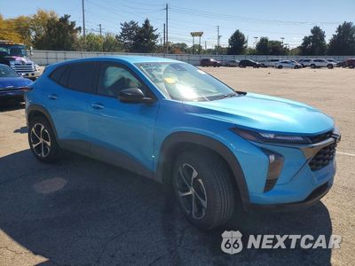 Czwarte zdjęcie samochodu z boku: 2025 CHEVROLET TRAX 1RS VIN:KL77LGEP9SC222295 - miniatura