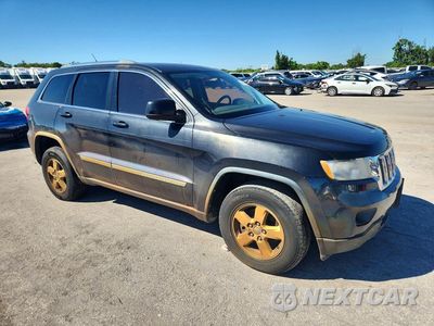Czwarte zdjęcie samochodu z boku: 2013 JEEP GRAND CHEROKEE LAREDO VIN:1C4RJFAG8DC570982 - miniatura
