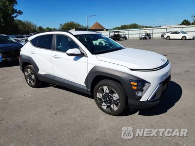 Czwarte zdjęcie samochodu z boku: 2025 HYUNDAI KONA SEL VIN:KM8HBCAB5SU240151 - miniatura