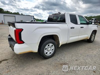 Trzecie zdjęcie samochodu z tyłu: 2025 TOYOTA TUNDRA SR VIN:5TFKB5AA9SX050431 - miniatura