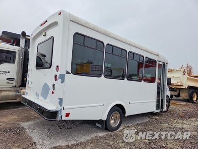 Trzecie zdjęcie samochodu z tyłu: 2022 CHEVROLET EXPRESS SHUTTLE BUS VIN:1HA6GUB79NN008708 - miniatura