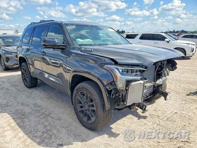 Czwarte zdjęcie samochodu z boku: 2026 TOYOTA SEQUOIA PLATINUM VIN:7SVAAABA7TX080993 - miniatura