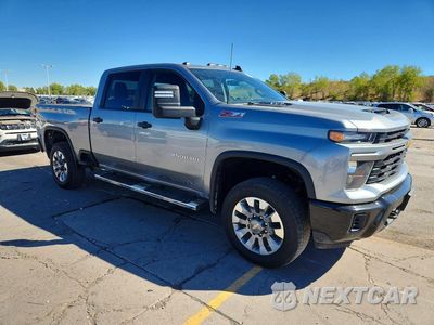 Czwarte zdjęcie samochodu z boku: 2024 CHEVROLET SILVERADO K2500 CUSTOM VIN:2GC4YME77R1231177 - miniatura