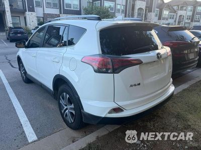 Trzecie zdjęcie samochodu z tyłu: 2018 TOYOTA RAV4 LE VIN:JTMZFREV2JJ724525 - miniatura
