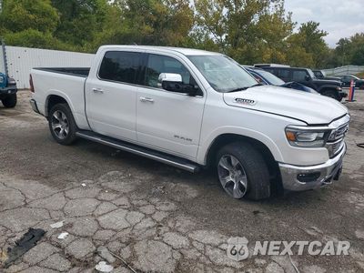 Czwarte zdjęcie samochodu z boku: 2022 RAM 1500 LARAMIE VIN:1C6SRFJM5NN132529 - miniatura