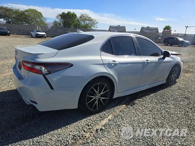 Trzecie zdjęcie samochodu z tyłu: 2022 TOYOTA CAMRY HYBRID SE VIN:4T1S31AK1NU039567 - miniatura