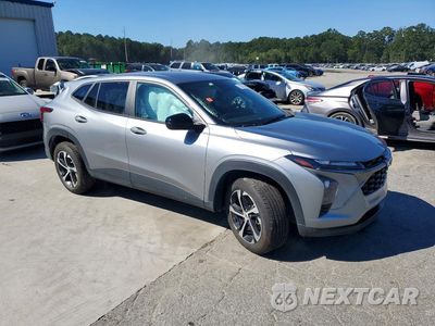 Czwarte zdjęcie samochodu z boku: 2025 CHEVROLET TRAX 1RS VIN:KL77LGEP4SC181915 - miniatura