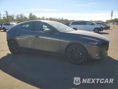 Czwarte zdjęcie samochodu z boku: 2026 MAZDA 3 PREMIUM VIN:JM1BPAML0T1857173 - miniatura