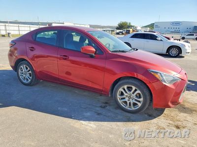 Czwarte zdjęcie samochodu z boku: 2018 TOYOTA YARIS IA BASE VIN:3MYDLBYV1JY314396 - miniatura