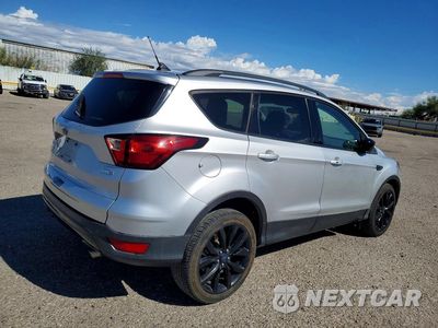 Trzecie zdjęcie samochodu z tyłu: 2019 FORD ESCAPE SE VIN:1FMCU9GD8KUA64387 - miniatura