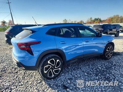Trzecie zdjęcie samochodu z tyłu: 2024 CHEVROLET TRAX 2RS VIN:KL77LJE23RC207092 - miniatura