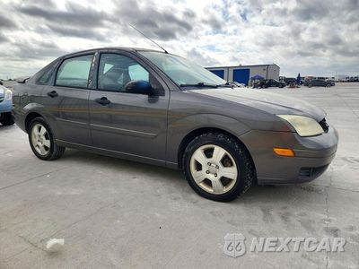 Czwarte zdjęcie samochodu z boku: 2005 FORD FOCUS ZX4 VIN:1FAFP34NX5W207079 - miniatura