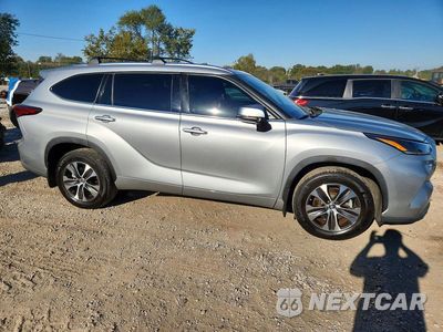 Czwarte zdjęcie samochodu z boku: 2021 TOYOTA HIGHLANDER XLE VIN:5TDHZRBH9MS064413 - miniatura