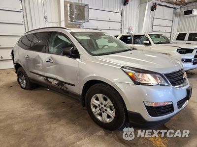 Czwarte zdjęcie samochodu z boku: 2017 CHEVROLET TRAVERSE LS VIN:1GNKRFED3HJ176356 - miniatura